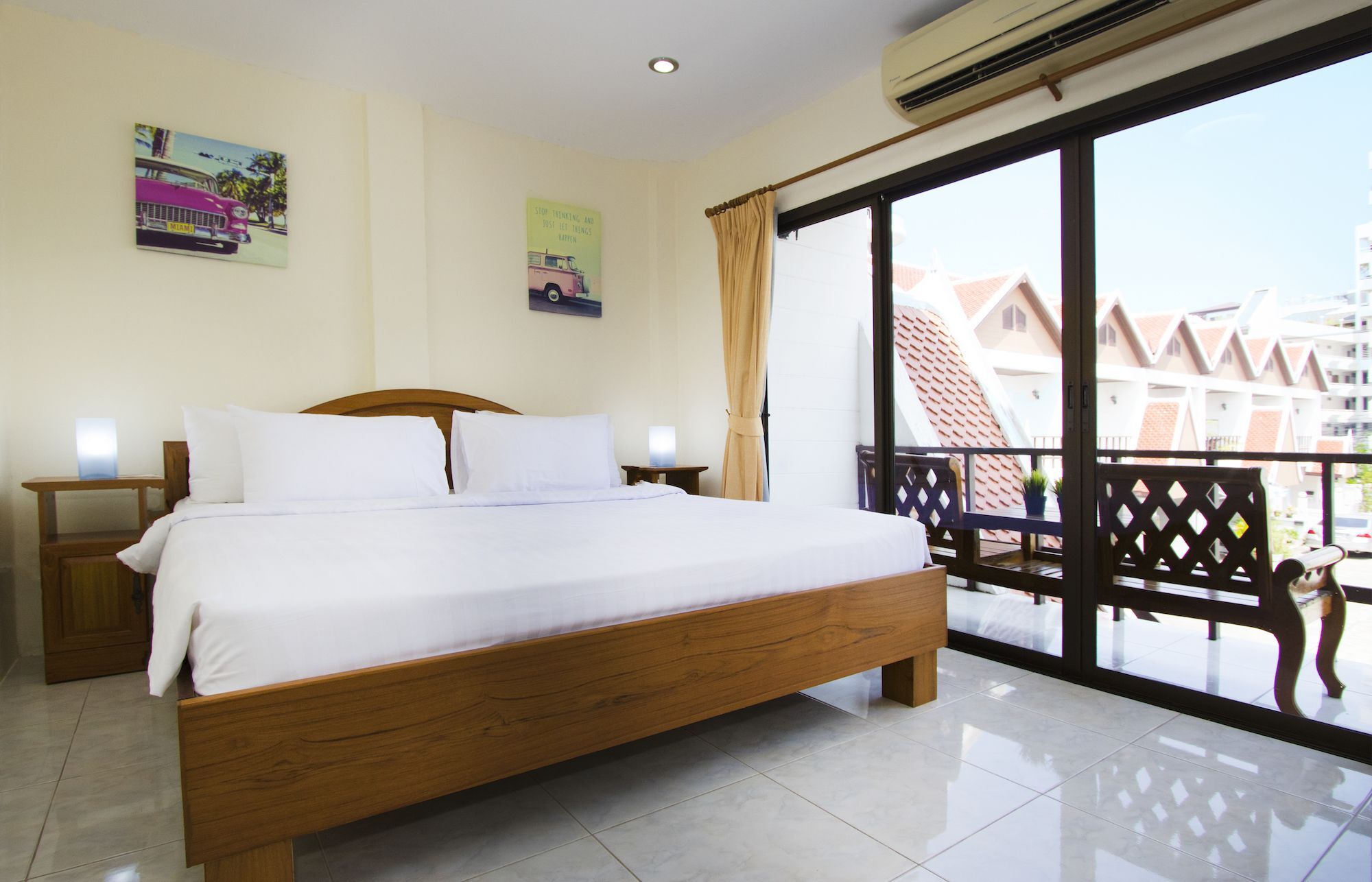 Corrib Village South Beach Pattaya ภายนอก รูปภาพ