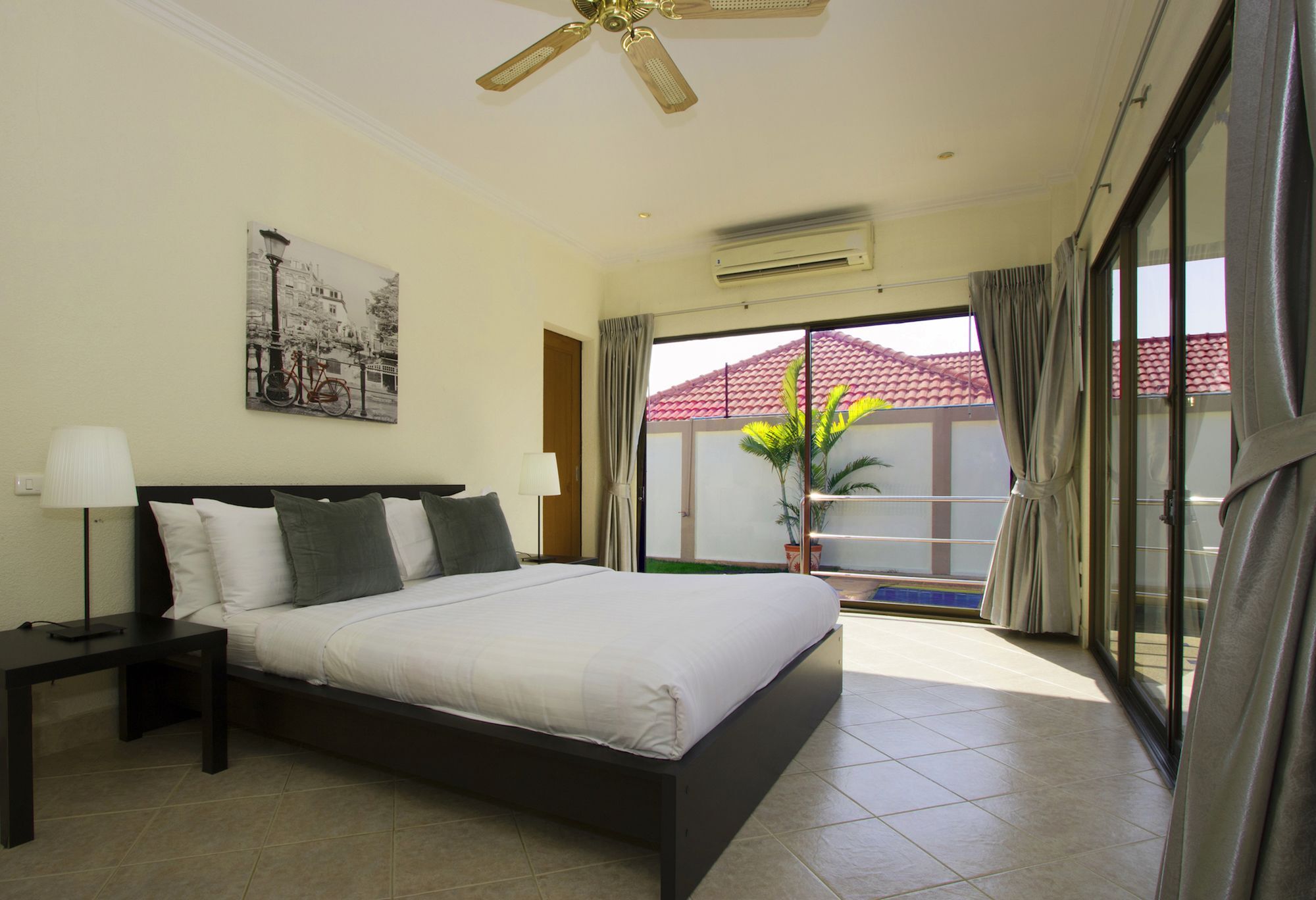 Corrib Village South Beach Pattaya ภายนอก รูปภาพ